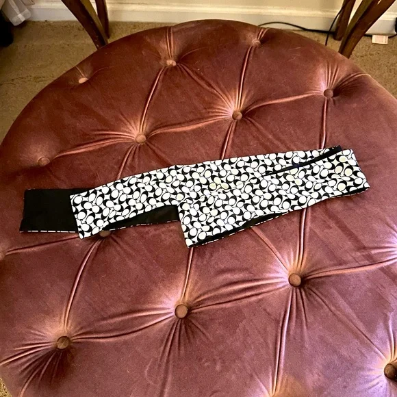 Coach 100% Silk Scarf - Black & White Signature. Understatedly elegant! - Picture 1 of 4